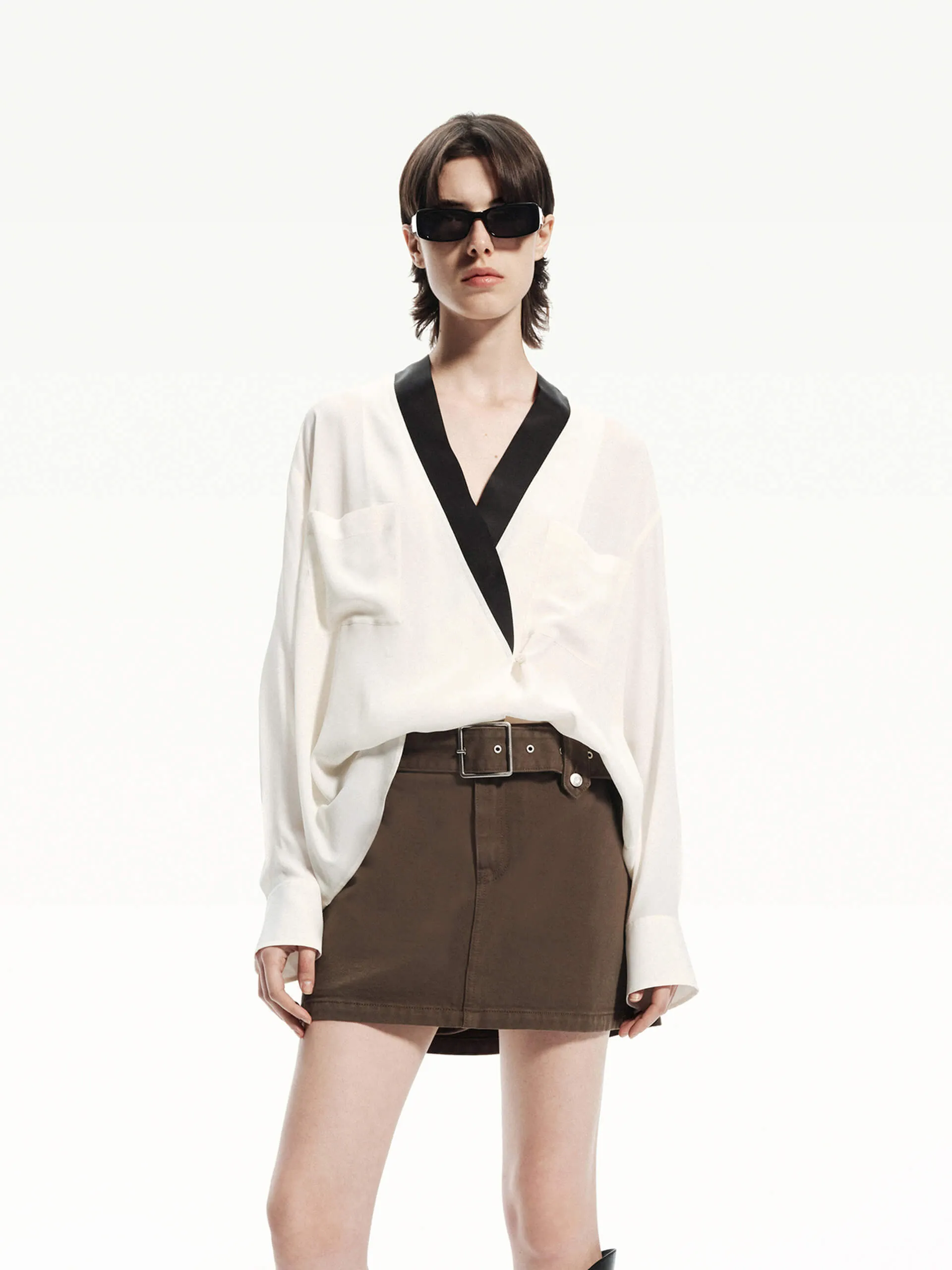 Contrast Detail V-neck Blouse Minimalist Closure