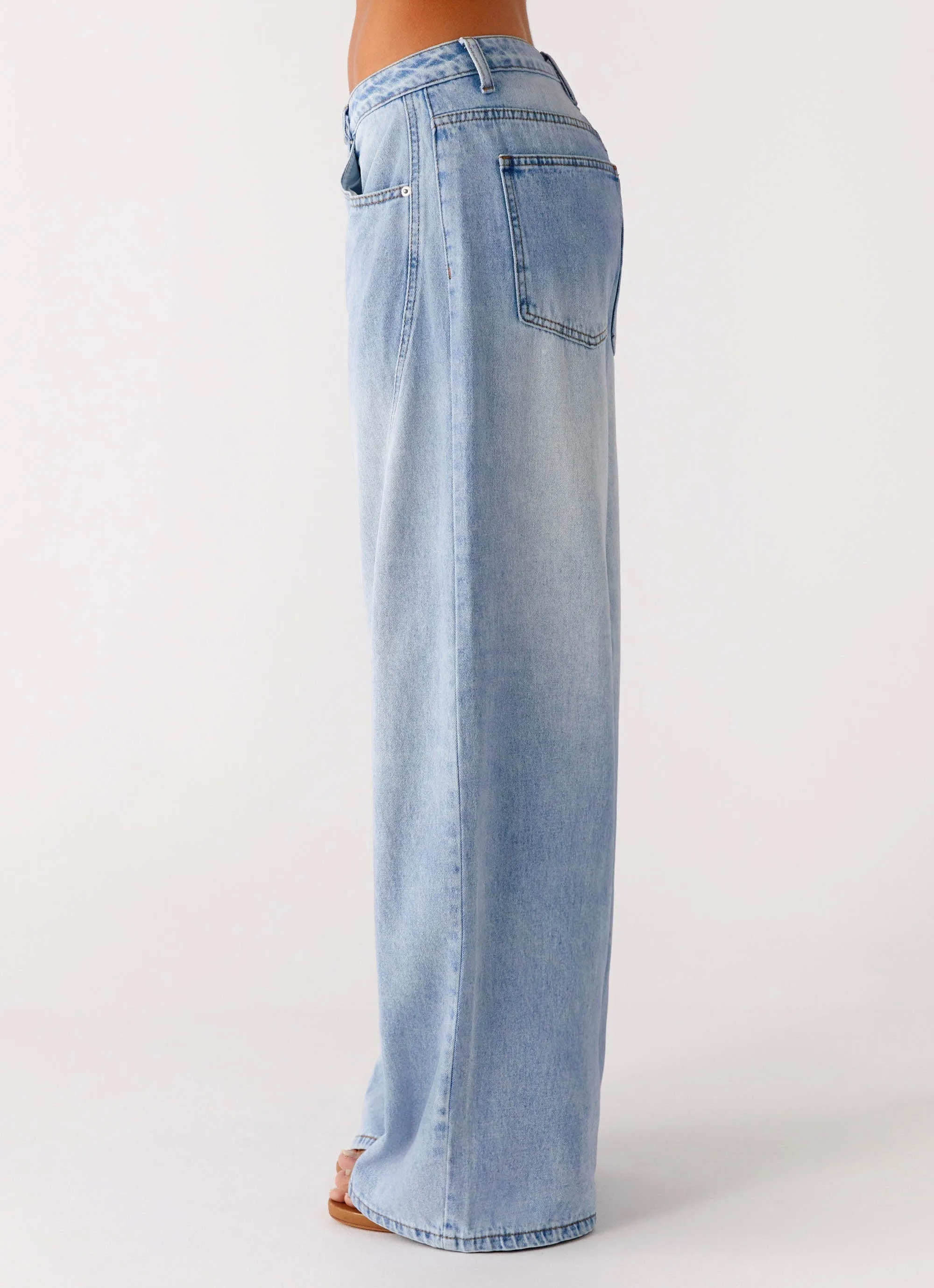 Timeless Wide Leg Jeans - Bleached Blue Athlete Fit Modern Autumn Days