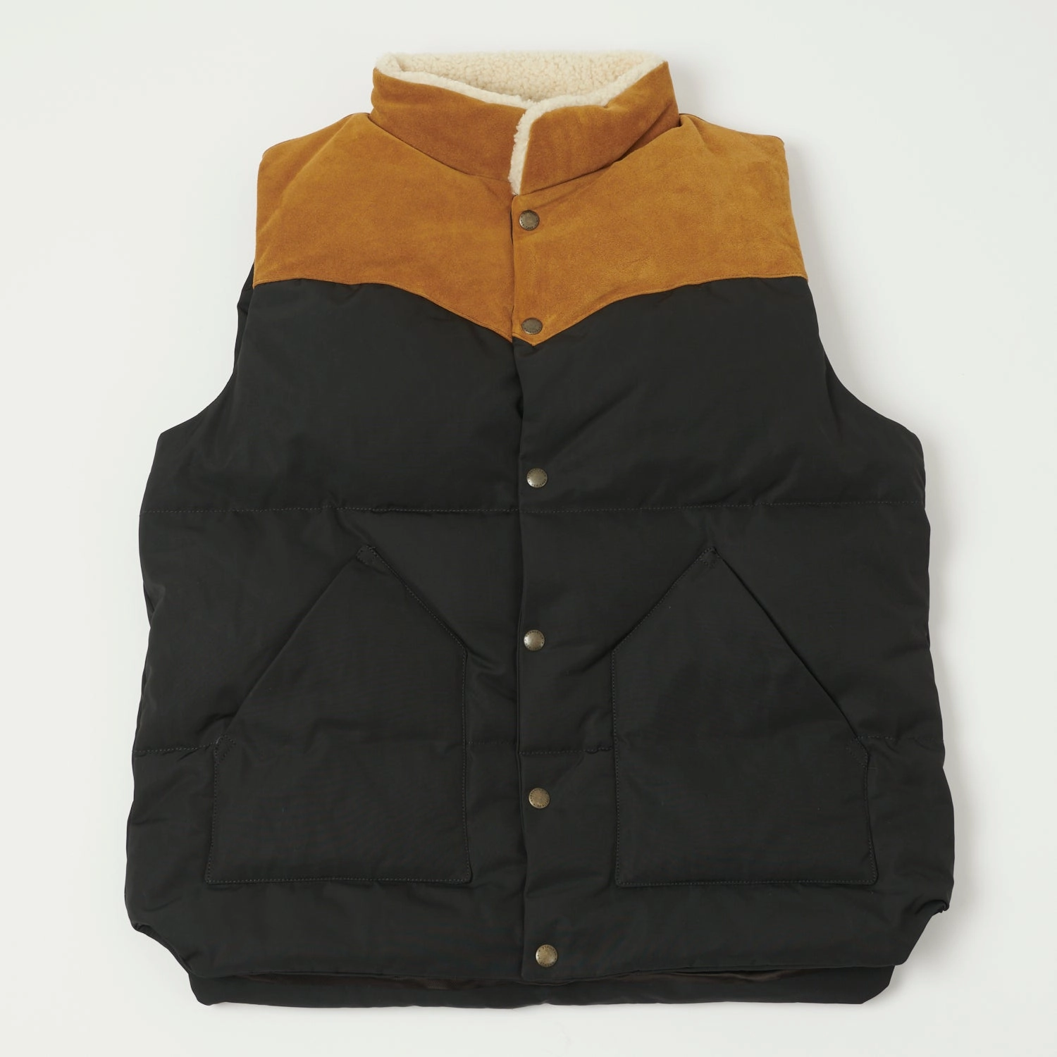 camouflage color Regulation - following Shangri-La Heritage 'Bivacco' Western Down Vest - Black/Beige
