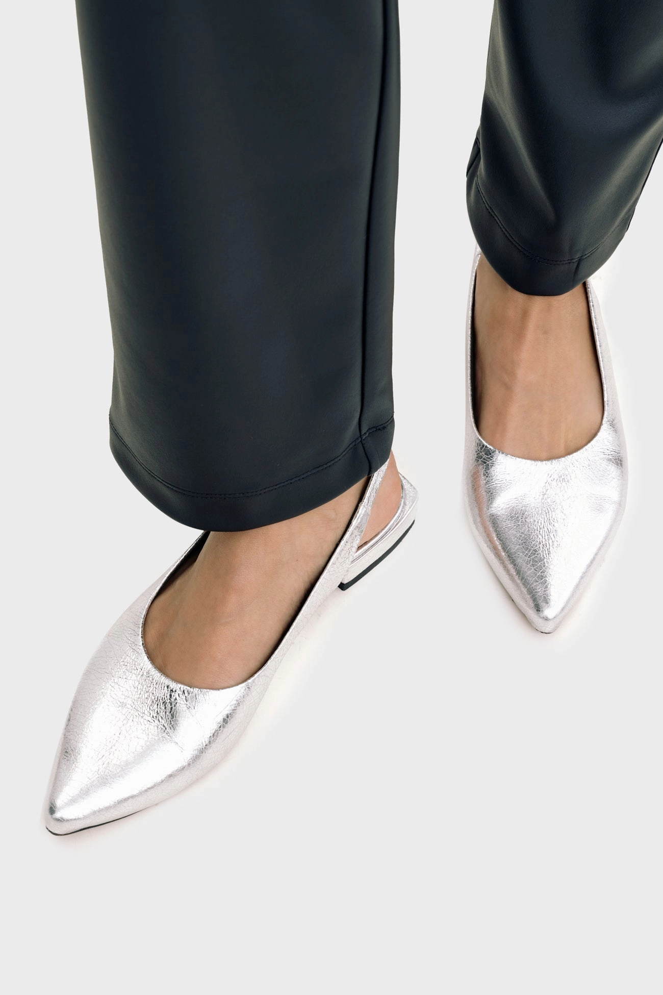 Moment Glow Jeanne Flats