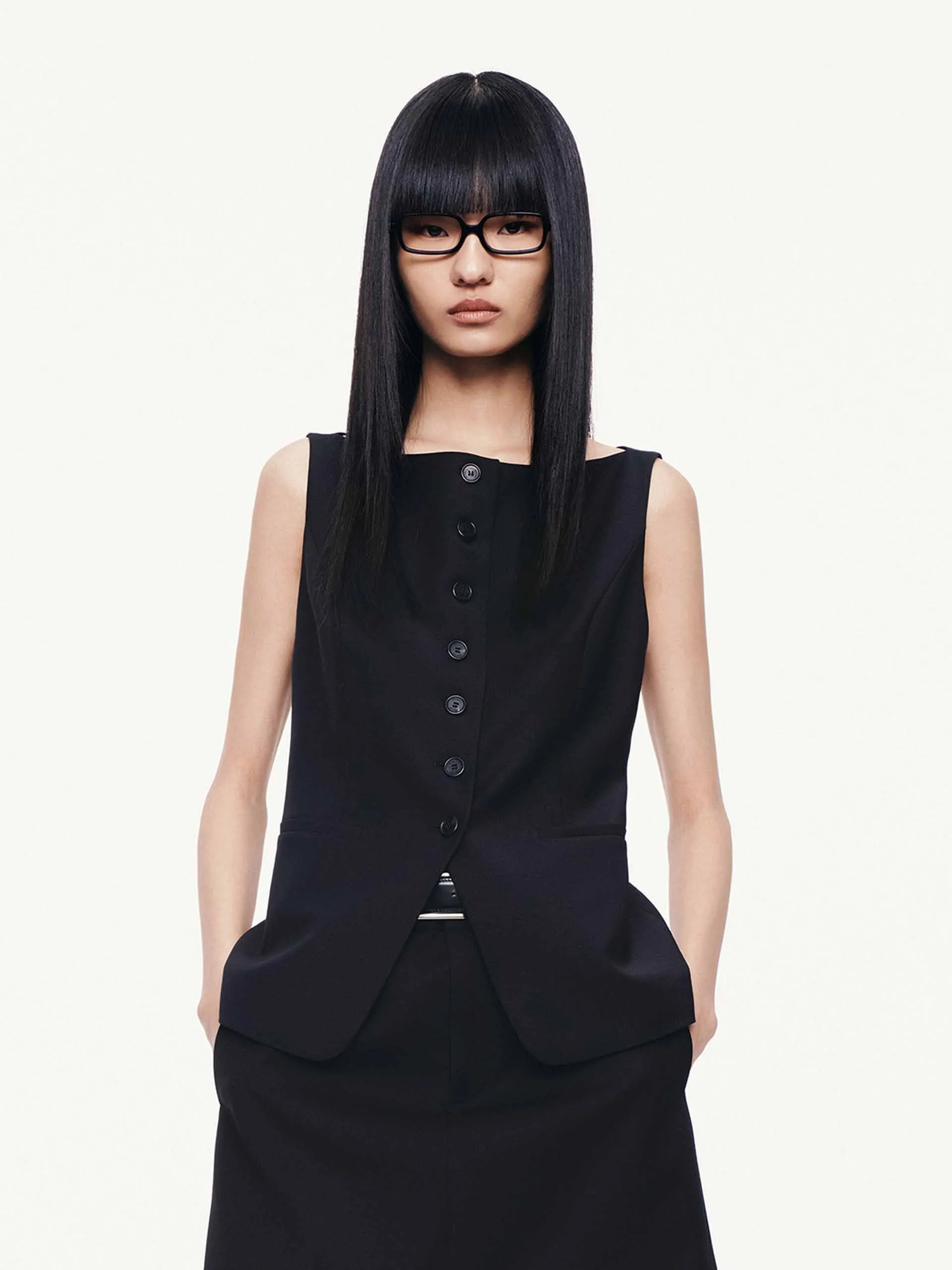 Reinforced Collar Subtle Details Sleeveless Boat Neck Top