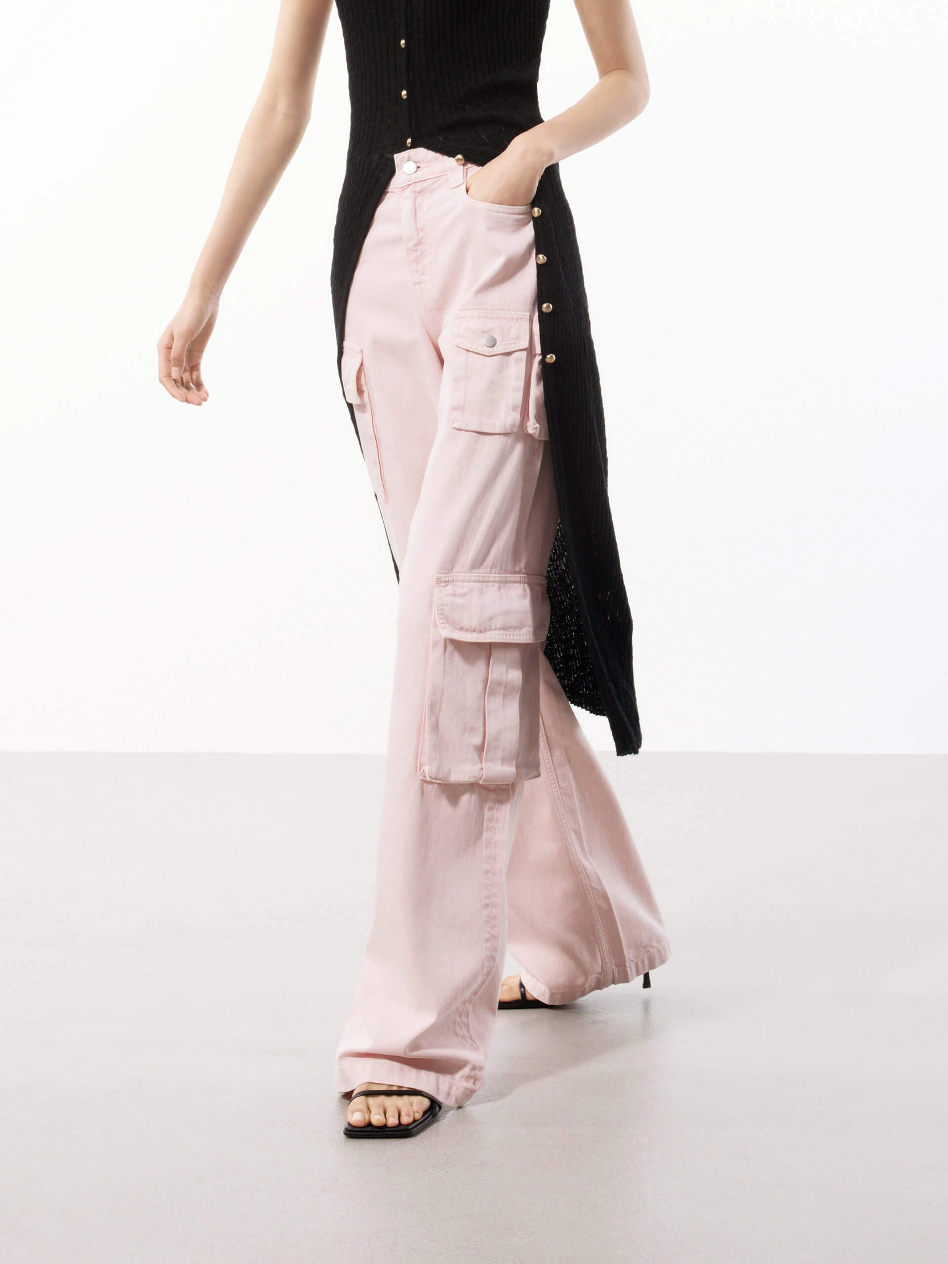 Rugged Construction Cotton Blend Cargo Jeans