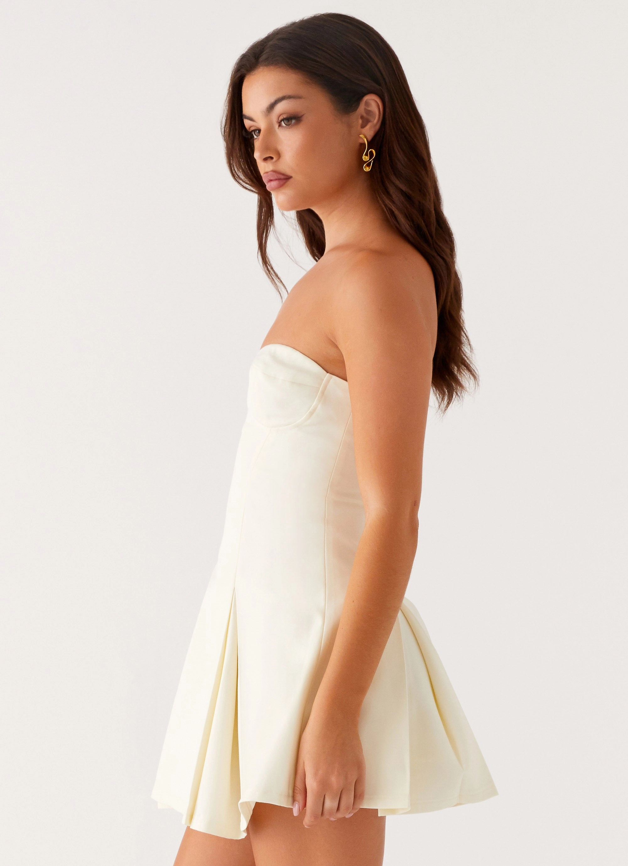 Sleek Flex Scoop-Neck Victoria Strapless Mini Dress - Butter